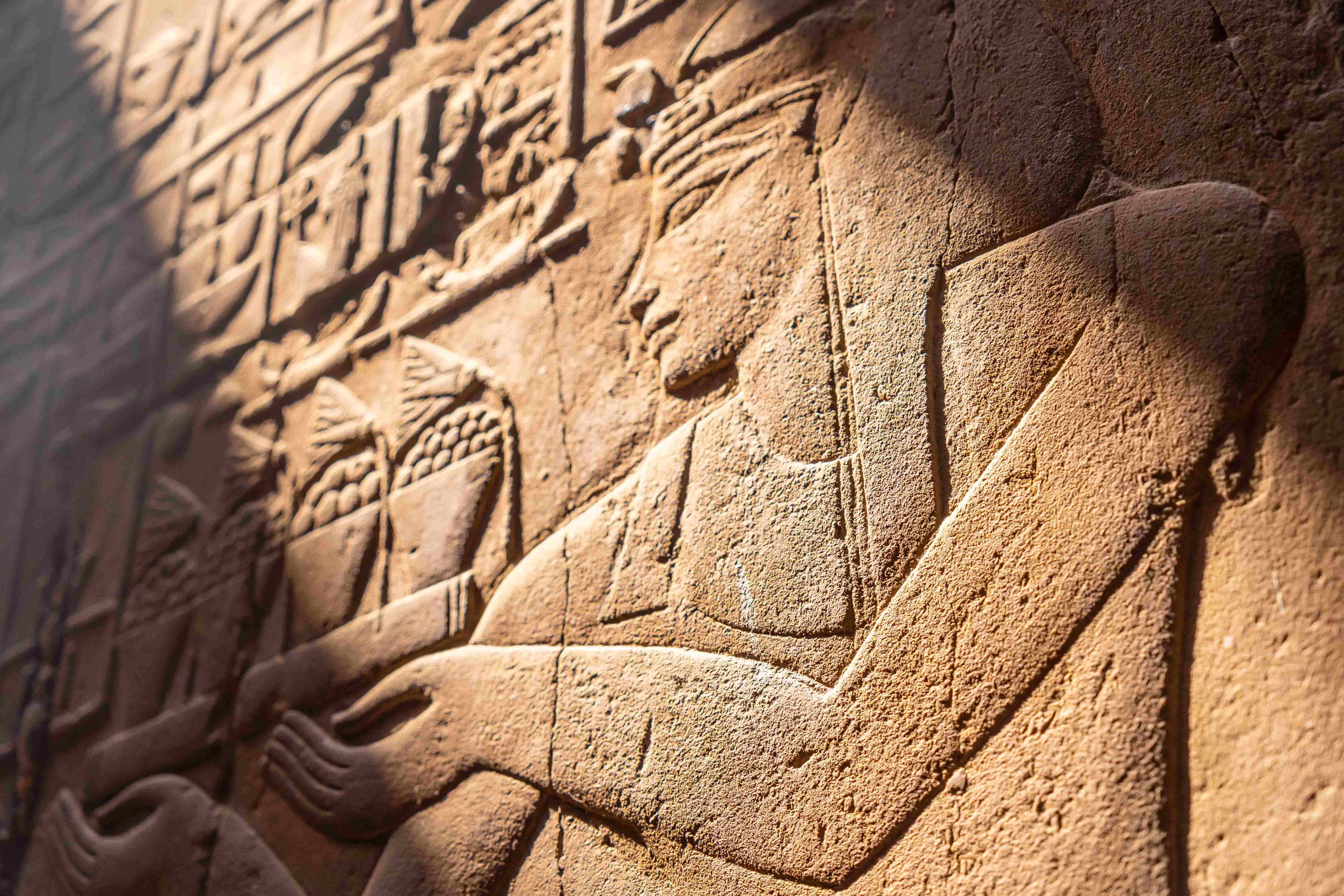 closeup-engravings-walls-luxor